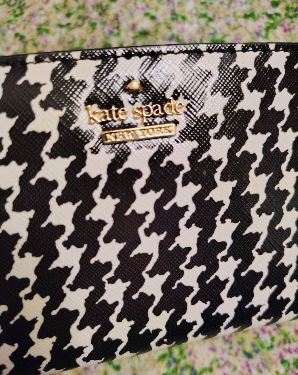 EUC kate spade new york Black White Houndstooth Women's Zip Wallet Logo